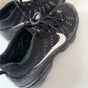 Nike men’s Black and White Knit Sneakers size 8. Worn once